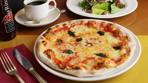 トマトソースとバジルのシンプルなピッツァ… 「ピッツァランチ」